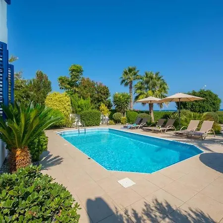 In Sleeps 6 Includes Swimming Pool Air Con And Wifi 3 *