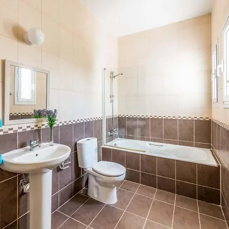 In Sleeps 6 Includes Swimming Pool Air Con And Wifi 3 *