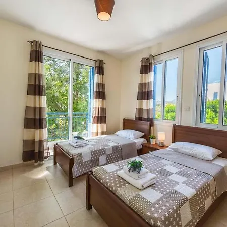 In Sleeps 6 Includes Swimming Pool Air Con And Wifi 3 别墅 拉基