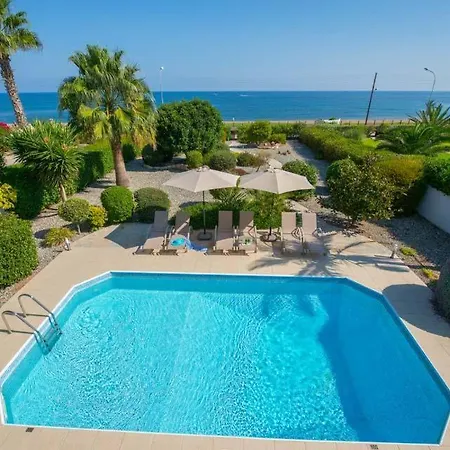 Villa In Sleeps 6 Includes Swimming Pool Air Con And Wifi 3