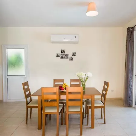 In Sleeps 6 Includes Swimming Pool Air Con And Wifi 3 *