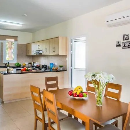 In Sleeps 6 Includes Swimming Pool Air Con And Wifi 3