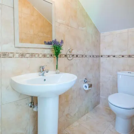 In Sleeps 6 Includes Swimming Pool Air Con And Wifi 3 Lachi